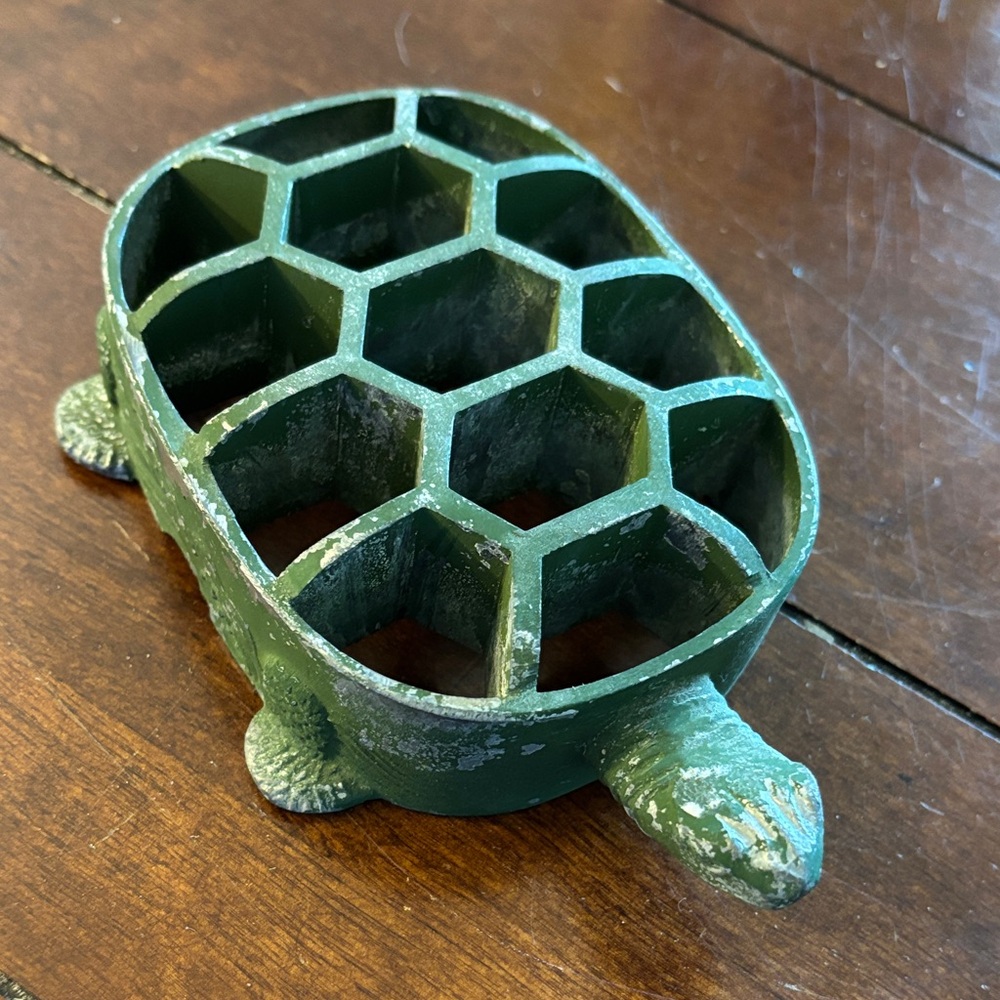Vintage, cast iron Green Turtle Shaped flower “frog” - Picture 1 of 8